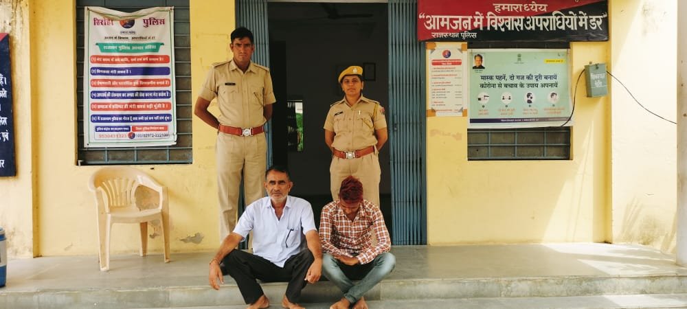 शराब ठेके के पीछे बने कमरों से बेच रहे शराब