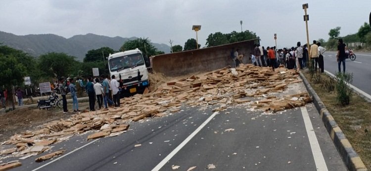 फोरलेन पर टाइल्स भरा ट्रोलर पलटा