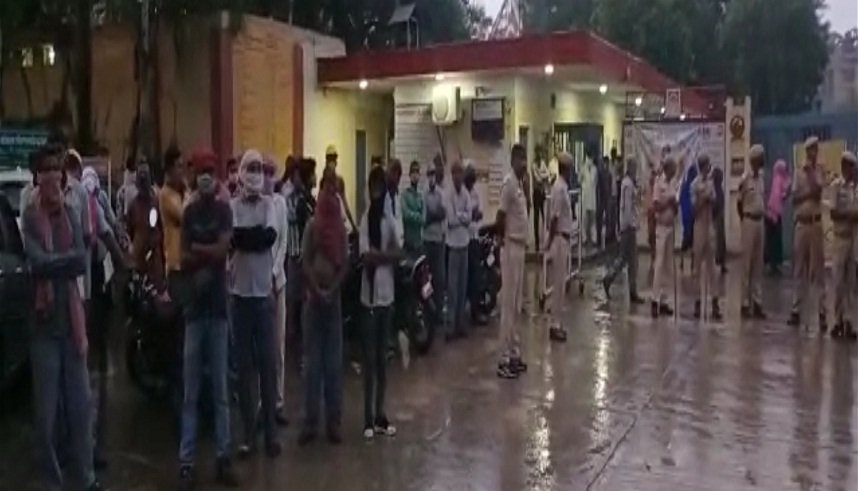 फैक्ट्री में घुसकर की मारपीट व नकदी लूटी, पुलिस पर भी पथराव