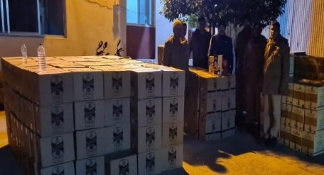 Sirohi. Aburoad Sadar police station seized a container and recovered a large consignment of liquor