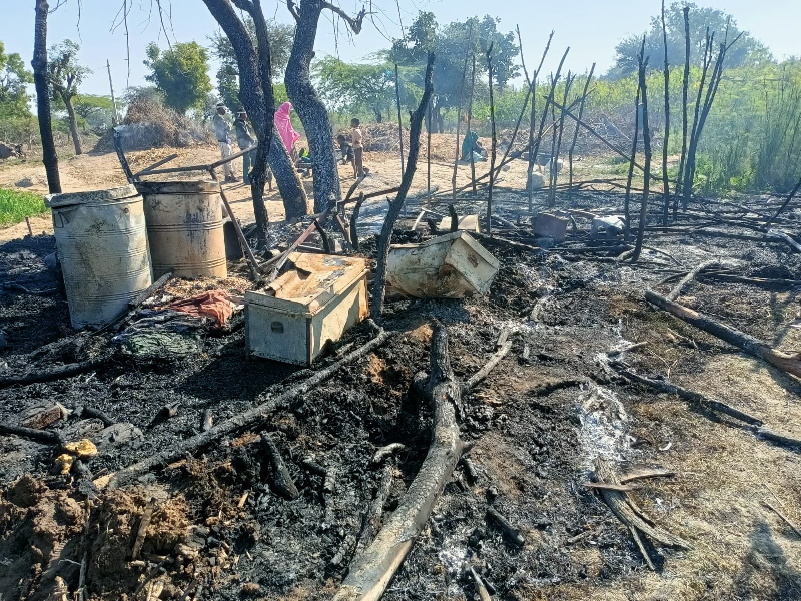 aburoad/sirohi. kutcha house fire, innocents saved from burning