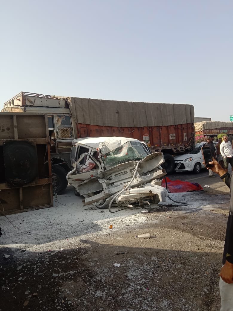 sirohi/rajasthan.The troller collided with the truck on the wrong side, two cars rammed behind, 6 killed