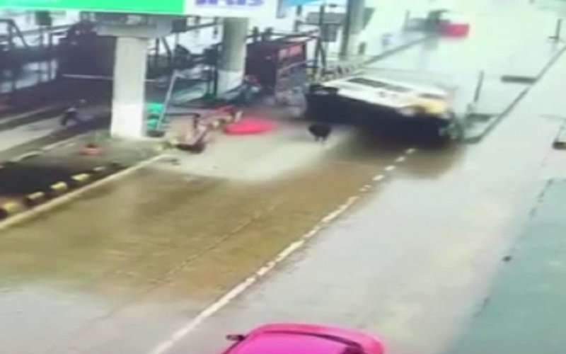 Bangalore. Ambulance overturned at toll booth, four including patient died