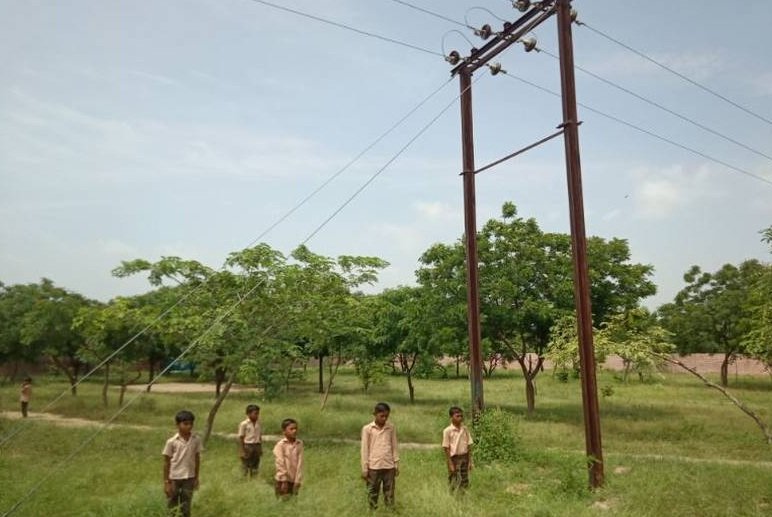 sirohi/jalore.The power line passing through the schools is increasing the danger
