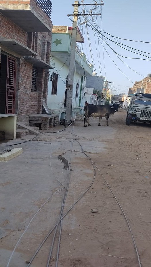 sirohi. During the work in the narrow streets, the electric pole collapsed due to the collision of the tractor