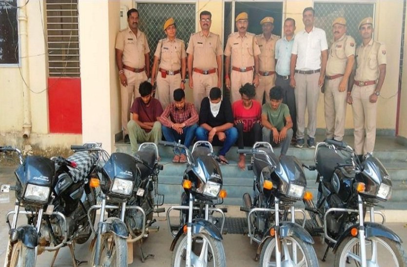 Sirohi - Police man bike thief gang member- 11 vehicles stolen from showroom