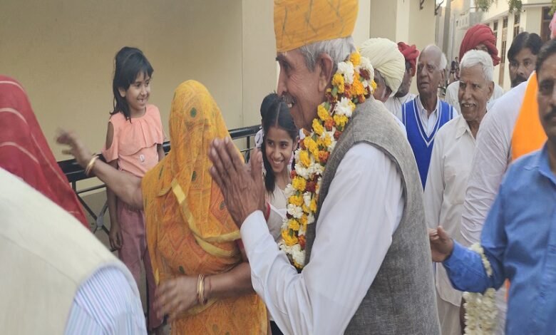 Warm welcome to BJP candidate Lumbaram Chaudhary from Jalore parliamentary constituency Villagers said that Lumbaram Chaudhary has a simple and friendly personality.