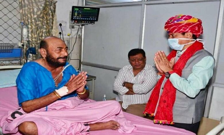 Sirohi. Panchayat Raj Minister of State Otram Dewasi was admitted to Jaipur after complaining of heart attack.