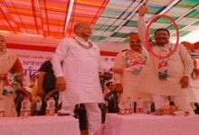 Jalore. An alleged journalist who was part of former Chief Minister Ashok Gehlot's team in the Lok Sabha elections was arrested red handed while taking bribe