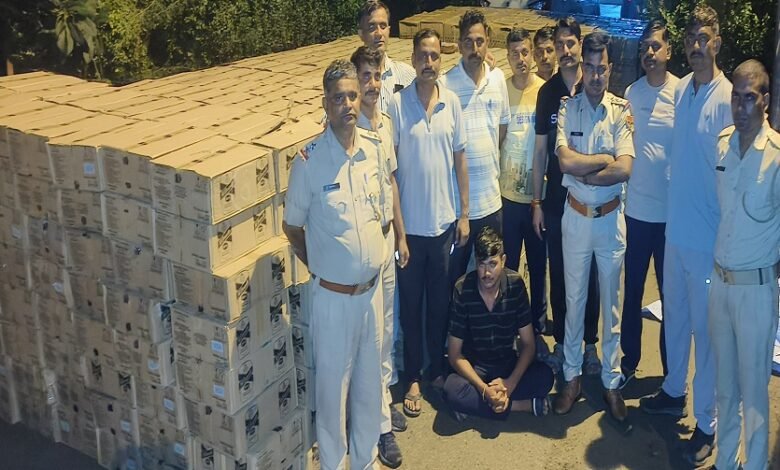 Sirohi. Maval in Aburoad Reico Police Station area took action and seized a large consignment of liquor being illegally transported to Gujarat