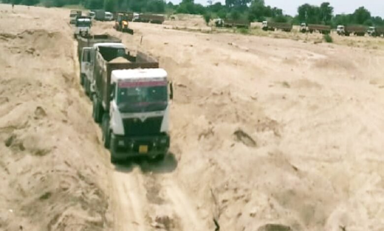 Large scale gravel mining in Krishnavati river near Jawal - dumpers running day and night