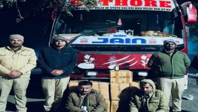 sirohi. A private passenger bus loaded with liquor crossed Mandar and was caught as soon as it entered Gujarat