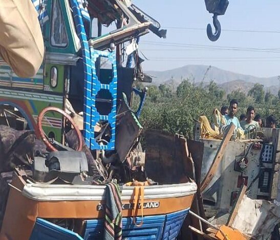 sirohi-sarupganj. A huge machine fell down after breaking the cabin of the truck due to braking- four people died