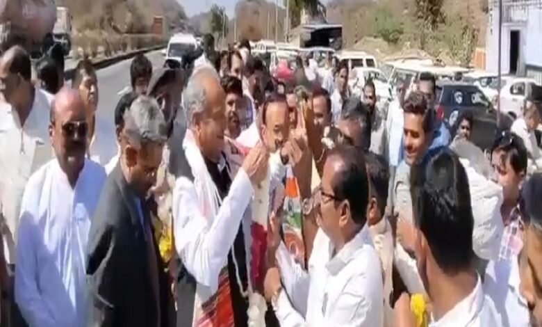 Former Chief Minister Ashok Gehlot welcomed on his arrival at Sirohi - arrived two hours late and left in five minutes