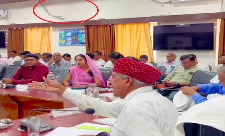 sirohi. Air conditioners are missing from the walls of the Zila Parishad auditorium constructed at a cost of Rs 25 lakh and rats are making a fuss about it - the sound system is also in a bad condition