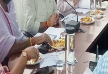 Sirohi. In district level meetings, ministers are being served kalu-pistachio and gram-peanuts to the officials
