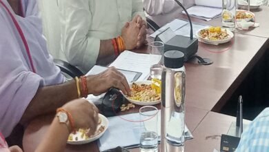 Sirohi. In district level meetings, ministers are being served kalu-pistachio and gram-peanuts to the officials