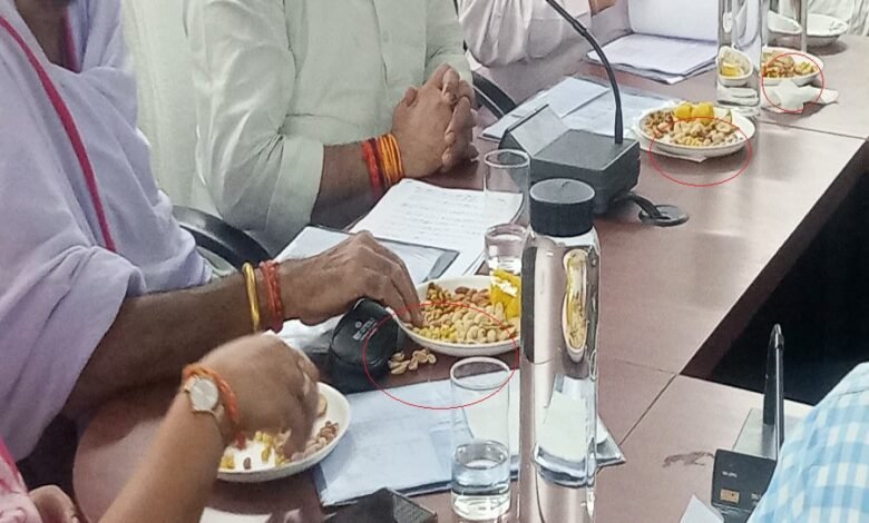 Sirohi. In district level meetings, ministers are being served kalu-pistachio and gram-peanuts to the officials