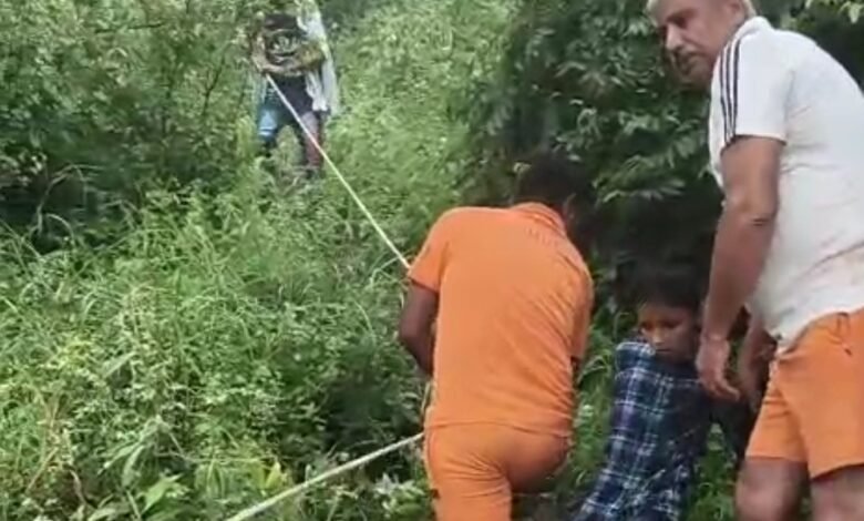सिरोही. पहाड़ी स्थित मातरमाता मंदिर में श्रद्धालु अटके - रेस्क्यू के लिए बुलानी पड़ी एनडीआरएफ की टीम Sirohi. Devotees got stuck in Mata Mata temple situated on the hill - NDRF team had to be called for rescue