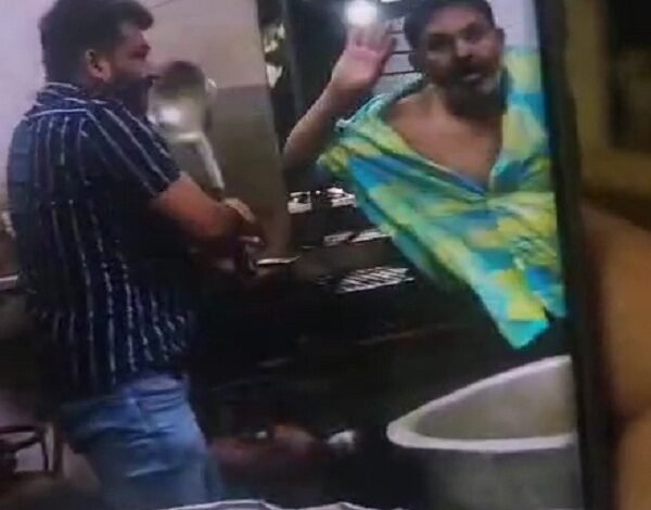 फालना (पाली). शहर में खाने के पैसे मांगे तो रेस्तरां मालिक को गर्म चमछे से पीटा Phalna (Pali). Restaurant owner beaten with a hot spoon after asking for payment for food.