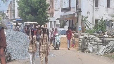 सिरोही. निर्माण सामग्री से सडक़ों पर कब्जा और जिम्मेदार बेफिक्र sirohi. Roads are occupied with construction material and the responsible are careless