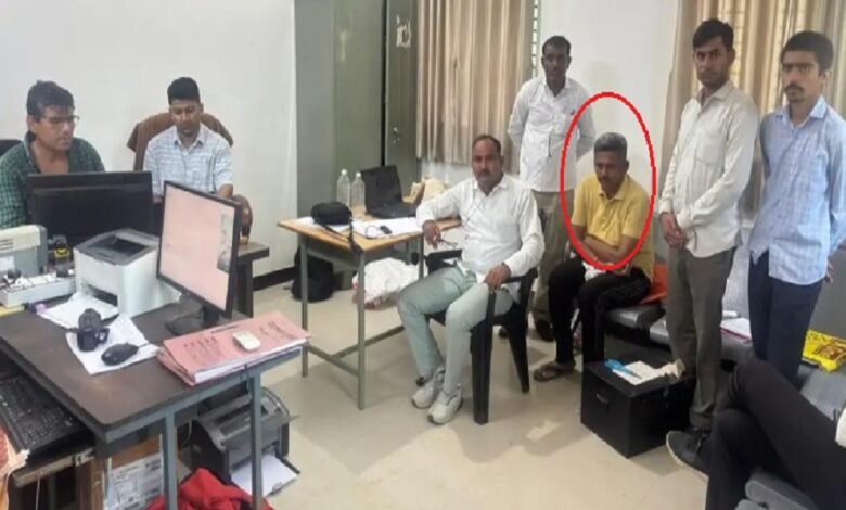 जालोर. सांचौर के सरवाना थाना परिसर के आवास में रिश्वत लेता हैड कांस्टेबल गिरफ्तार Jalore. Head constable arrested taking bribe in residence of Sarwana police station premises of Sanchore