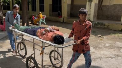 sirohi. ... तो क्या कागजों में चल रहे व्हील चेयर, स्ट्रेचर व कार्मिक - गंभीर मरीजों को वार्ड तक ले जाने के कोई प्रबंध नहीं Sirohi... So, are the wheelchairs, stretchers, and staff that are supposedly available only on paper? - There are no arrangements for transporting critical patients to the wards.