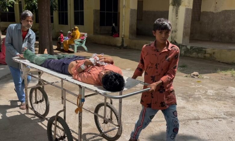 sirohi. ... तो क्या कागजों में चल रहे व्हील चेयर, स्ट्रेचर व कार्मिक - गंभीर मरीजों को वार्ड तक ले जाने के कोई प्रबंध नहीं Sirohi... So, are the wheelchairs, stretchers, and staff that are supposedly available only on paper? - There are no arrangements for transporting critical patients to the wards.