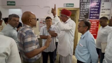 सिरोही. जिला अस्पताल में सांसद लुम्बाराम चौधरी ने प्रशासनिक अधिकारियों के साथ दौरा किया- कई कमियां नजर आई। Sirohi: MP Lumbaram Chaudhary visited the district hospital along with administrative officials and observed several shortcomings.