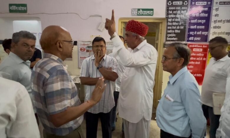 सिरोही. जिला अस्पताल में सांसद लुम्बाराम चौधरी ने प्रशासनिक अधिकारियों के साथ दौरा किया- कई कमियां नजर आई। Sirohi: MP Lumbaram Chaudhary visited the district hospital along with administrative officials and observed several shortcomings.