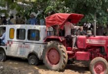 sirohi.सिरोही में जिला अस्पताल की मोर्चरी के बाहर फंसी वैन को ट्रैक्टर से निकाला गया। Sirohi. The van stuck outside the mortuary of the district hospital in Sirohi was pulled out with the help of a tractor.