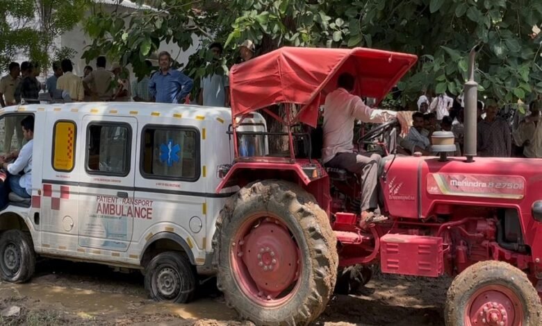 sirohi.सिरोही में जिला अस्पताल की मोर्चरी के बाहर फंसी वैन को ट्रैक्टर से निकाला गया। Sirohi. The van stuck outside the mortuary of the district hospital in Sirohi was pulled out with the help of a tractor.