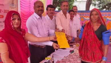 सिरोही. पिंडवाड़ा के नया सानवाड़ा में ग्रामीण सेवा शिविर के दौरान एक परिवार को 82 वर्ष बाद बंटवार का लाभ मिला Sirohi: A family in Nayasanwara (Pindwara) received the benefits of land redistribution after 82 years during a rural service camp.