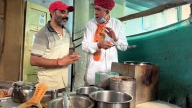 सिरोही. सांसद लुम्बाराम चौधरी ने बनाई चाय, सेवादारों के साथ बैठकर ली चुस्की Sirohi. MP Lumbaram Choudhary made tea and enjoyed a cup while sitting with his cleaners