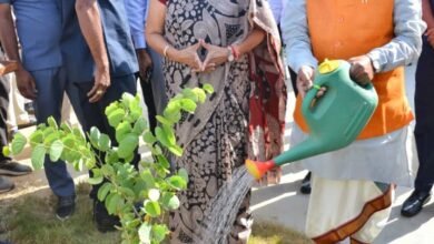 सिरोही. राज्यपाल हरिभाऊ बागड़े आबूरोड के समीप निजी स्कूल में विद्यार्थियों को संबोधित Sirohi: Governor Haribhau Bagre addressed students at a private school near Abu Road.