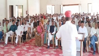 सिरोही. कांग्रेस में संगठन चुनाव को देखते हुए पर्यवेक्षक परेश धनानी समेत अन्य ने कार्यकर्ताओं से फीडबैक लिया Sirohi: In view of the organizational elections in Congress observer Paresh Dhanani and others took feedback from the workers.