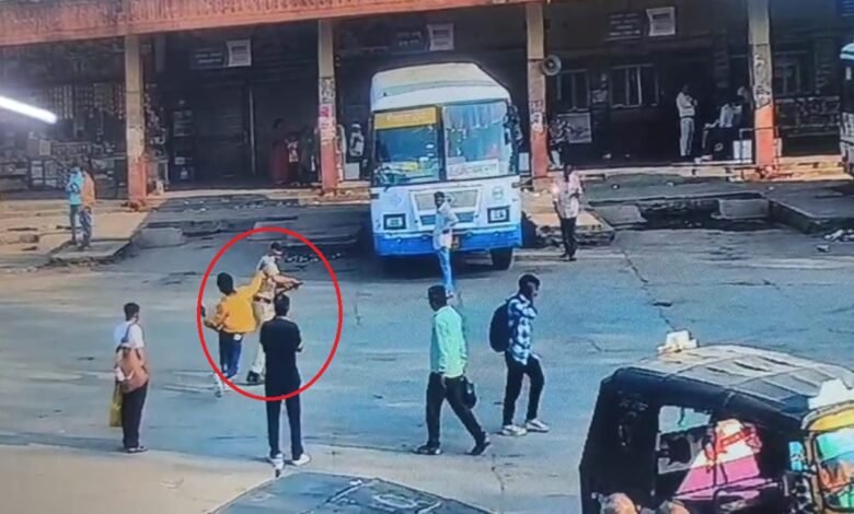 सिरोही. आबूरोड बस स्टैंड पर कांस्टेबल पर चाकू से हमला करने के आरोपियों को पकडऩे के बाद सोशल मीडिया पर अब पुलिस के खिलाफ धमकी वायरल Sirohi: After the arrest of the accused of stabbing a constable at the Abu Road bus stand threats against the police have now gone viral on social media.