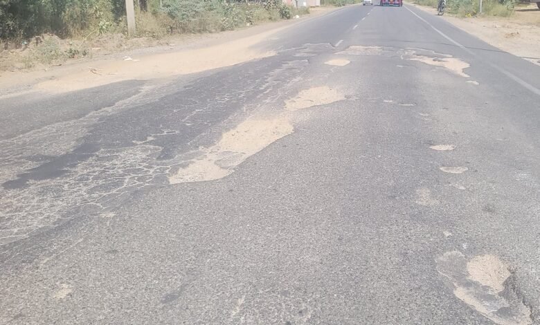 सिरोही-रेवदर-मंडार मार्ग की मरम्मत के लिए सालभर पहले स्वीकृत करीब पांच करोड़ रुपए कहीं गायब हो गए Nearly five crore rupees sanctioned a year ago for the repair of the Sirohi-Revdar-Mandar road, have disappeared.