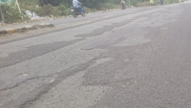 सिरोही-रेवदर-मंडार टूटे-फूटे मार्ग से रोज गुजरते हैं सांसद और जिला प्रमुख The MP and the district head pass daily on the broken Sirohi-Revdar-Mandar road.