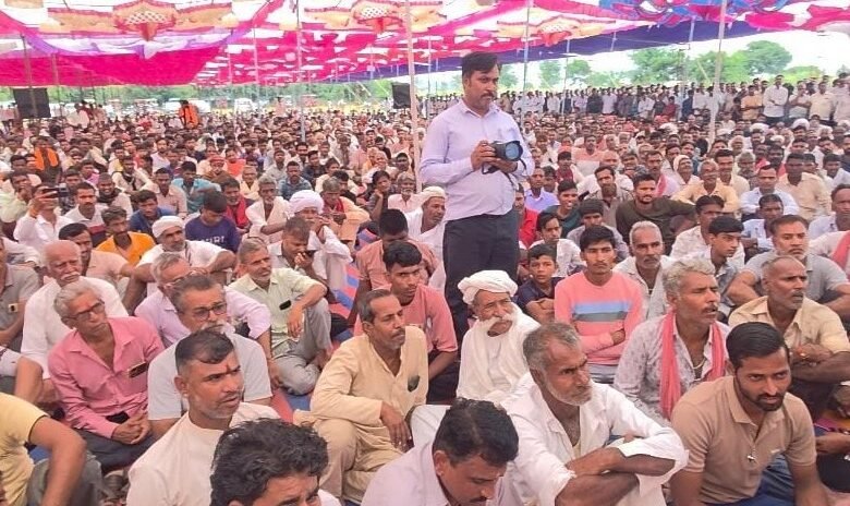 सिरोही. पिण्डवाड़ा तहसील के भीमाना गांव में खनन परियोजना के विरोध में उमड़ा जन सैलाब Sirohi: A large crowd gathered in Bhimana village of Pindwara tehsil to protest against the mining project.