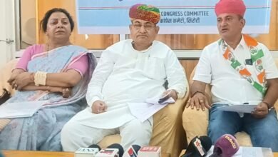 सिरोही. कांग्रेस में संगठन चुनाव के मद्देनजर पर्यवेक्षक परेश धनानी ने सर्किट हाउस में पत्रकारों से बातचीत की। Sirohi. In view of the organizational elections in Congress observer Paresh Dhanani spoke to journalists at the Circuit House.