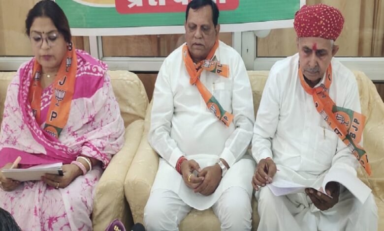 सिरोही. भाजपा ने प्रदेश की बीस माह की उपलब्धियों का बखान करने के लिए पत्रकारों से बातचीत की Sirohi: The BJP spoke to reporters to highlight the state's achievements over the past twenty months.