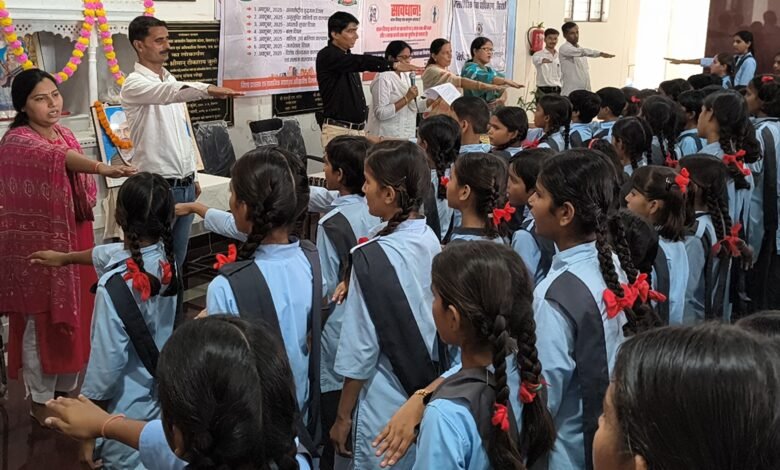 सिरोही. राजकीय देवनारायण आदर्श बालिका आवासीय विद्यालय में बालिका सशक्तीकरण, शिक्षा एवं अधिकारों के प्रति जागरूकता कार्यक्रम Sirohi. Awareness program on girl empowerment education and rights at Government Devnarayan Adarsh ​​Girls Residential School.