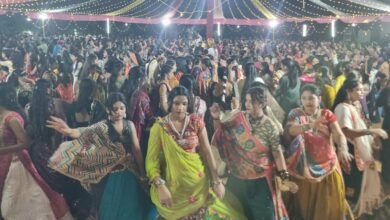 सिरोही. नवरात्र महोत्सव के अंतिम दिन शहर के आशापुरा टेकरी पर ट्रस्ट की ओर से 1500 मातृशक्ति को सम्मानित किया गया। Sirohi: On the final day of the Navratri festival, the trust honored 1500 women at the Ashapura Hill in the city.