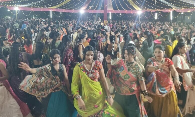 सिरोही. नवरात्र महोत्सव के अंतिम दिन शहर के आशापुरा टेकरी पर ट्रस्ट की ओर से 1500 मातृशक्ति को सम्मानित किया गया। Sirohi: On the final day of the Navratri festival, the trust honored 1500 women at the Ashapura Hill in the city.