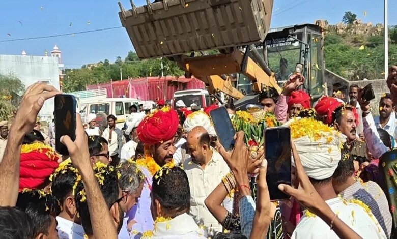 सिरोही. कालन्द्री क्षेत्र में कुमा गांव पहली बार डामर सडक़ से जुड़ेगा Sirohi. Kumar village in Kalandri area will be connected with asphalt road for the first time.