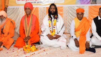 सिरोही बिरसा मुंडा जयंती पर भीमाना में भजन जागरण कार्यक्रम - विधायक संत प्रतापपुरी ने कहा जनजाति समाज क्षत्रिय परम्परा का अभिन्न हिस्सा है Sirohi: Bhajan Jagran program in Bhimana on Birsa Munda Jayanti - MLA Sant Pratappuri said that tribal society is an integral part of the Kshatriya tradition.