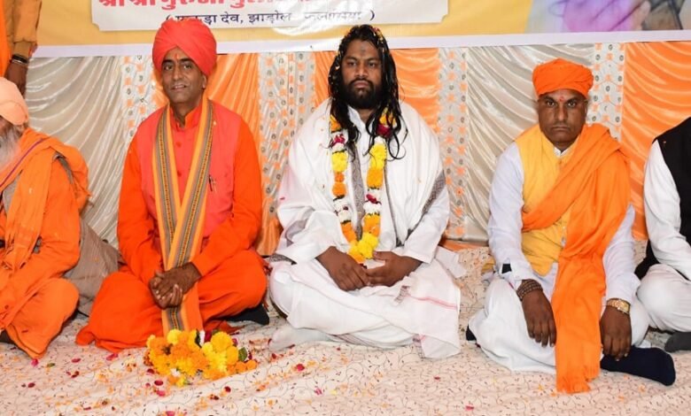 सिरोही बिरसा मुंडा जयंती पर भीमाना में भजन जागरण कार्यक्रम - विधायक संत प्रतापपुरी ने कहा जनजाति समाज क्षत्रिय परम्परा का अभिन्न हिस्सा है Sirohi: Bhajan Jagran program in Bhimana on Birsa Munda Jayanti - MLA Sant Pratappuri said that tribal society is an integral part of the Kshatriya tradition.