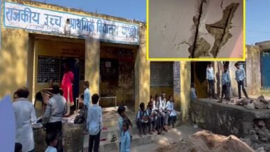 सिरोही. आबूरोड ब्लॉक में राजकीय उच्च प्राथमिक विद्यालय छापरी भवन जर्जर- पोषाहार खाने बच्चे आते हैं sirohi. Government Higher Primary School Chapari building in Abu Road block is dilapidated - children come to eat nutrition