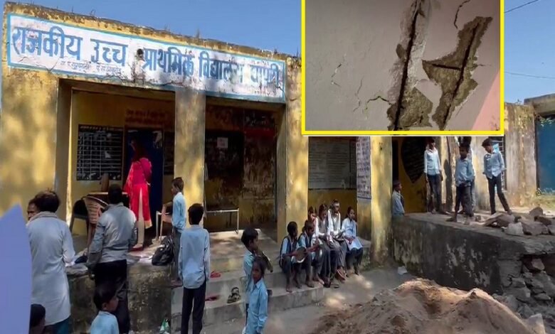 सिरोही. आबूरोड ब्लॉक में राजकीय उच्च प्राथमिक विद्यालय छापरी भवन जर्जर- पोषाहार खाने बच्चे आते हैं sirohi. Government Higher Primary School Chapari building in Abu Road block is dilapidated - children come to eat nutrition